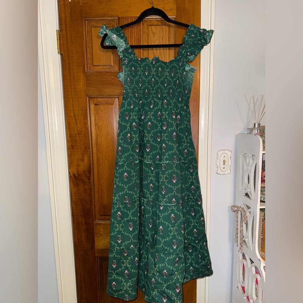 EUC medium HHH emerald trellis. Stored folded over hangers, never hung